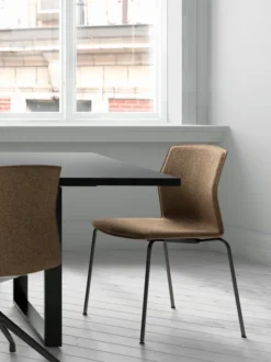 Chaise 4 pieds Kabi - coque revêtue tissu - piétement époxy