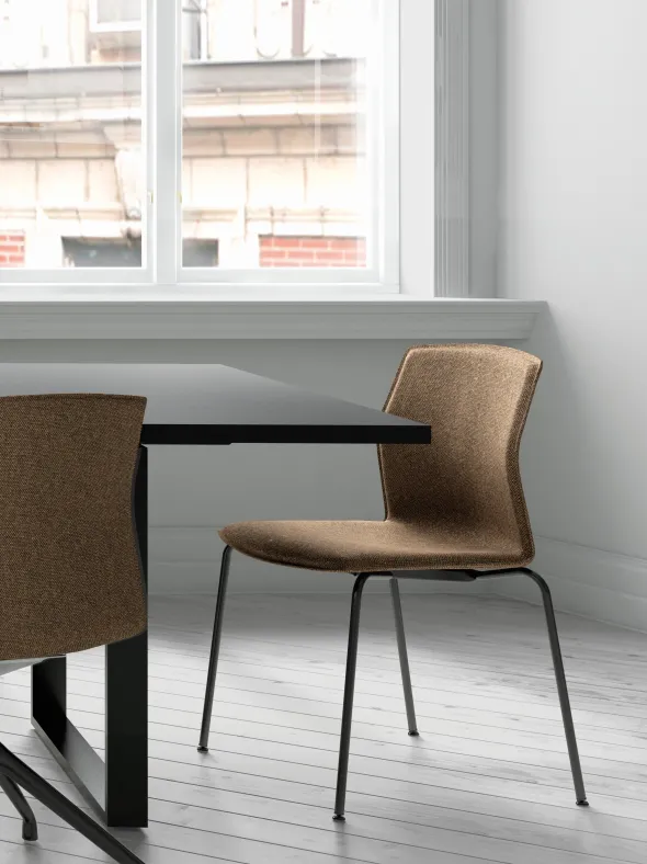 Chaise 4 pieds Kabi - coque revêtue tissu - piétement époxy