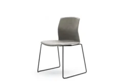 Chaise traineau Kabi - coque revêtue tissu - piétement époxy