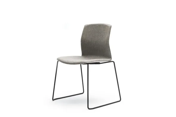 Chaise traineau Kabi - coque revêtue tissu - piétement époxy