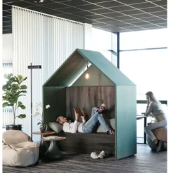 Espace confidentiel de lecture Half Hut - canapé, coussins et luminaire