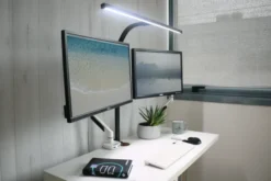 Lampe de bureau LED Strata - fixation à pince - noir