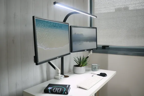 Lampe de bureau LED Strata - fixation à pince - noir