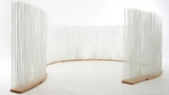 Paravent Sticks - h. 120 à 180 cm - socle courbe bois clair