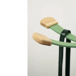 Portemanteau sur socle Aurora - fût blanc - 6 patères bois - avec porte-parapluie
