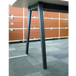 Table haute B Free - 140 x 80 cm - piétement métallique - avec trappe affleurante et goulotte