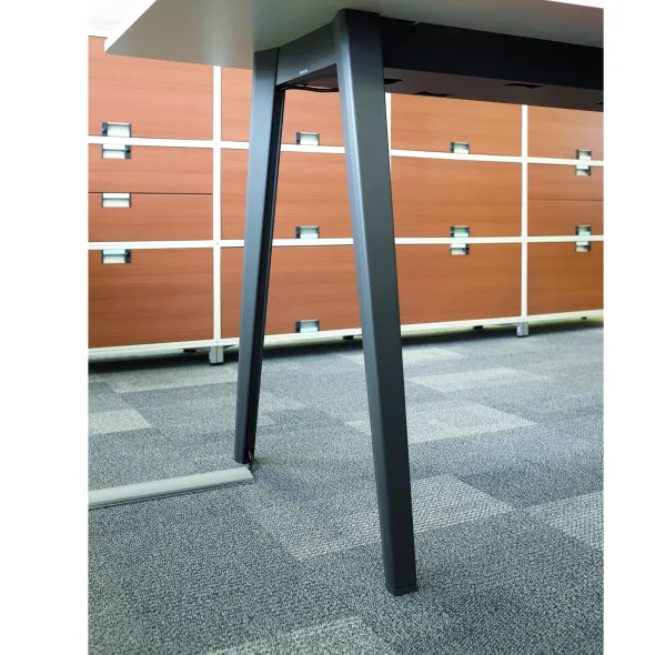 Table haute trapèze B Free - 200 x 80-110 cm - piétement métallique - avec trappe articulée et goulotte
