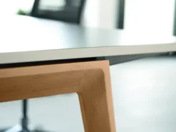 Table haute trapèze B Free - 200 x 80-110 cm - piétement bois - avec trappe affleurante et goulotte