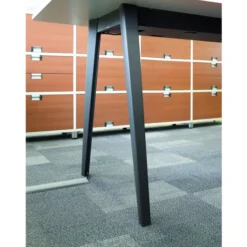 Table haute trapèze B Free - 200 x 80-110 cm - piétement métallique - avec trappe affleurante et goulotte