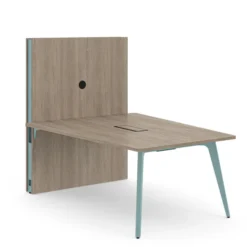 Table trapèze 4/6 places Lares Media II - l. 140 x h. 74 x pr. 180 cm + mur support - avec top access et goulotte